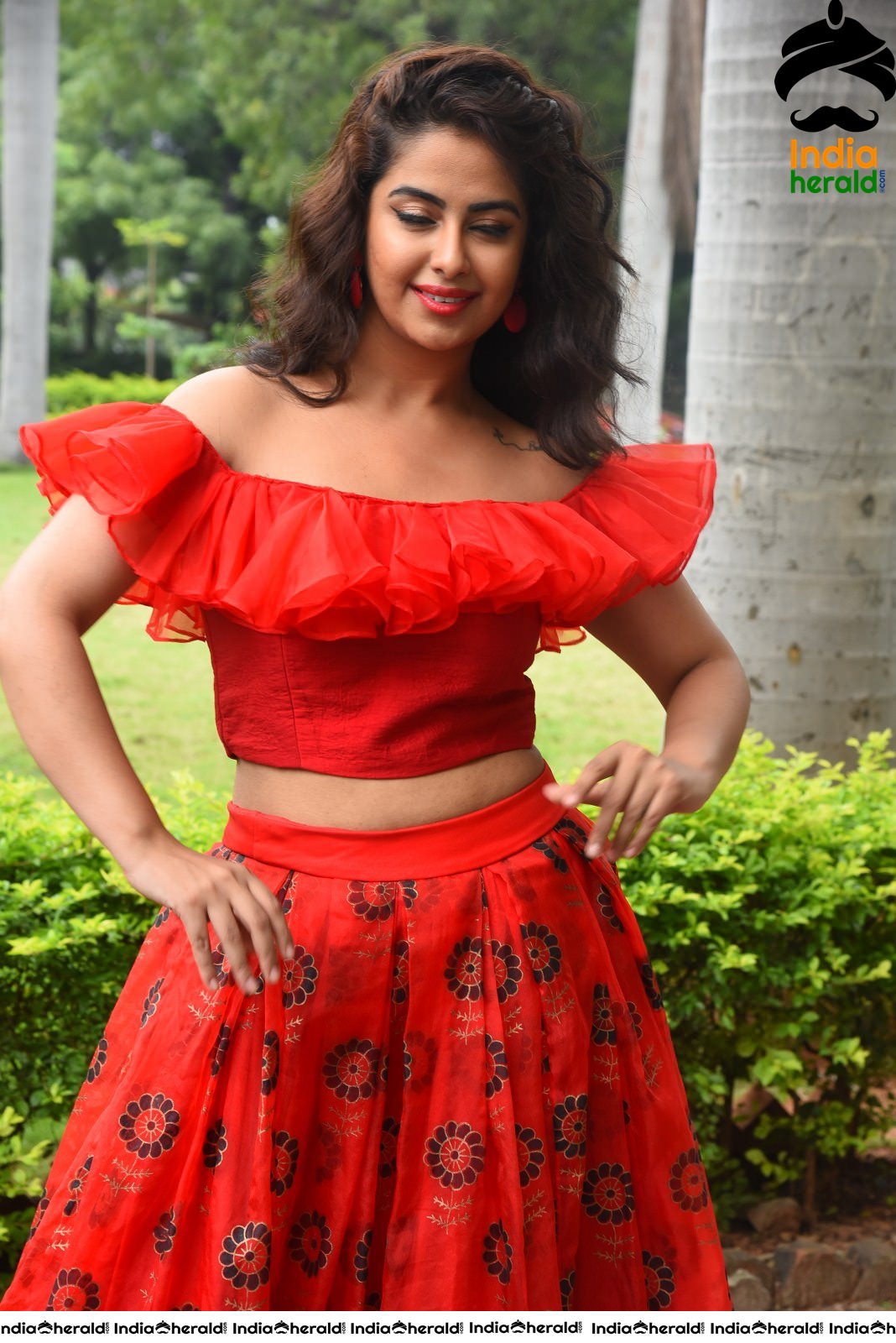 Red Hot Avika Gor showing her Sexy Waistline during Press Meet Set 5