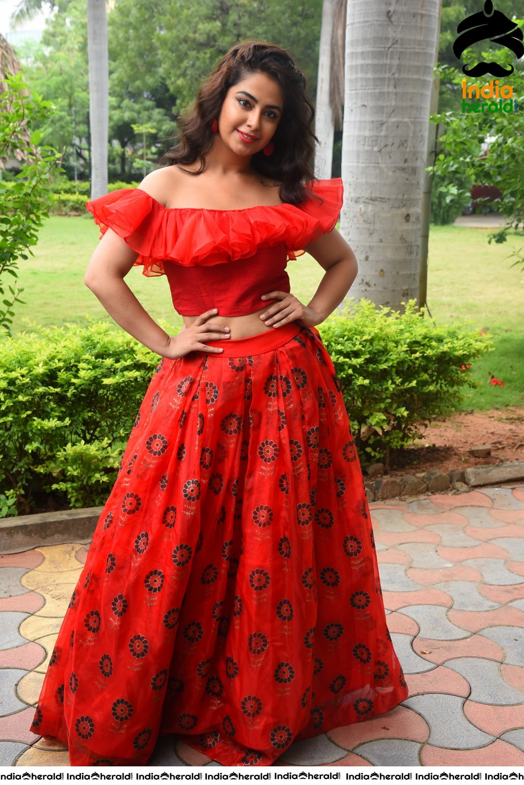 Red Hot Avika Gor showing her Sexy Waistline during Press Meet Set 5