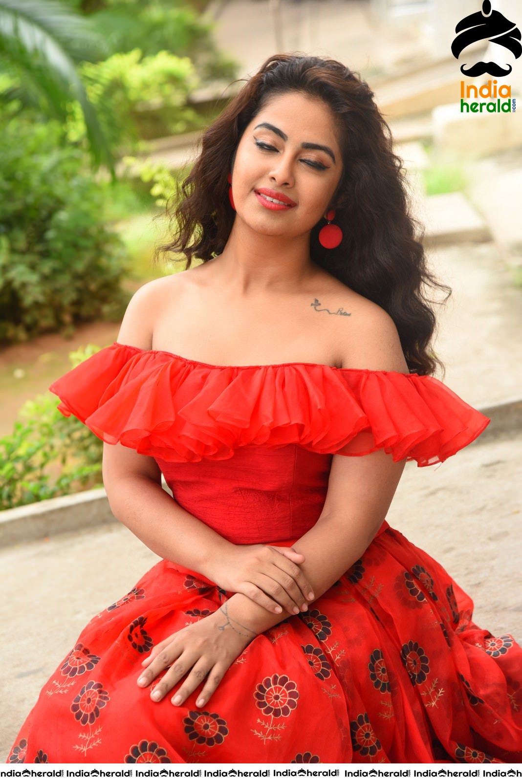 Red Hot Avika Gor showing her Sexy Waistline during Press Meet Set 7