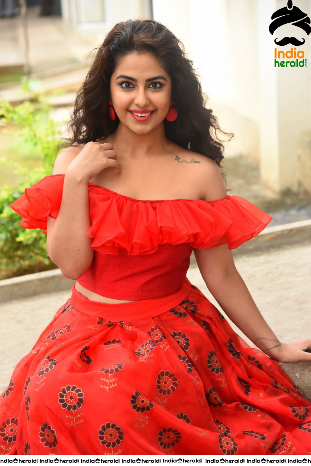 Red Hot Avika Gor showing her Sexy Waistline during Press Meet Set 7