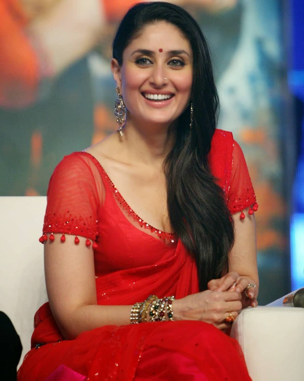 Red Hot Kareena Kapoor Shows Her Hot Curves In Saree