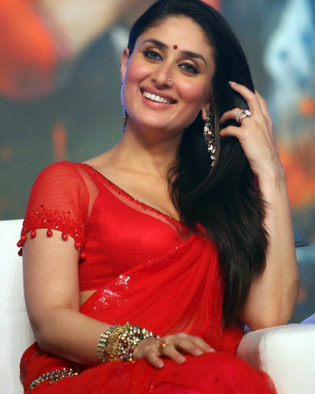 Red Hot Kareena Kapoor Shows Her Hot Curves In Saree