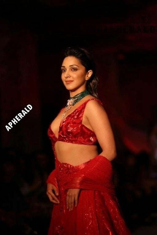 Red Hot Kiara Advani Hot Cleavage Exposure At India Couture Week Set 1