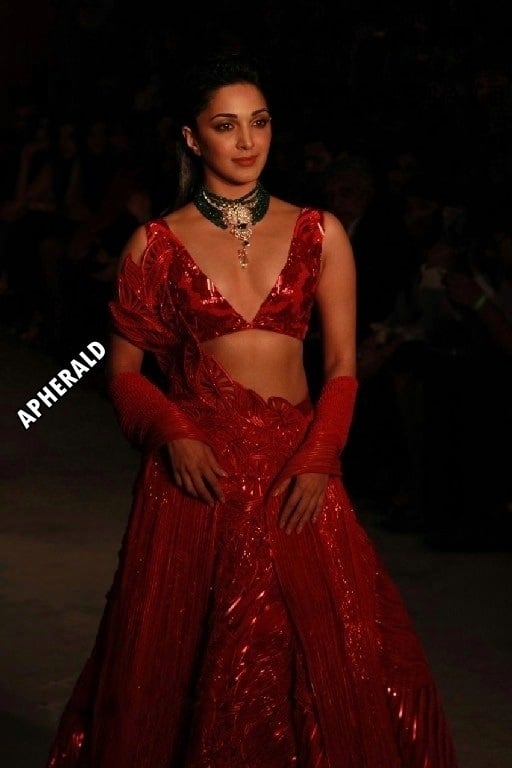 Red Hot Kiara Advani Hot Cleavage Exposure At India Couture Week Set 1