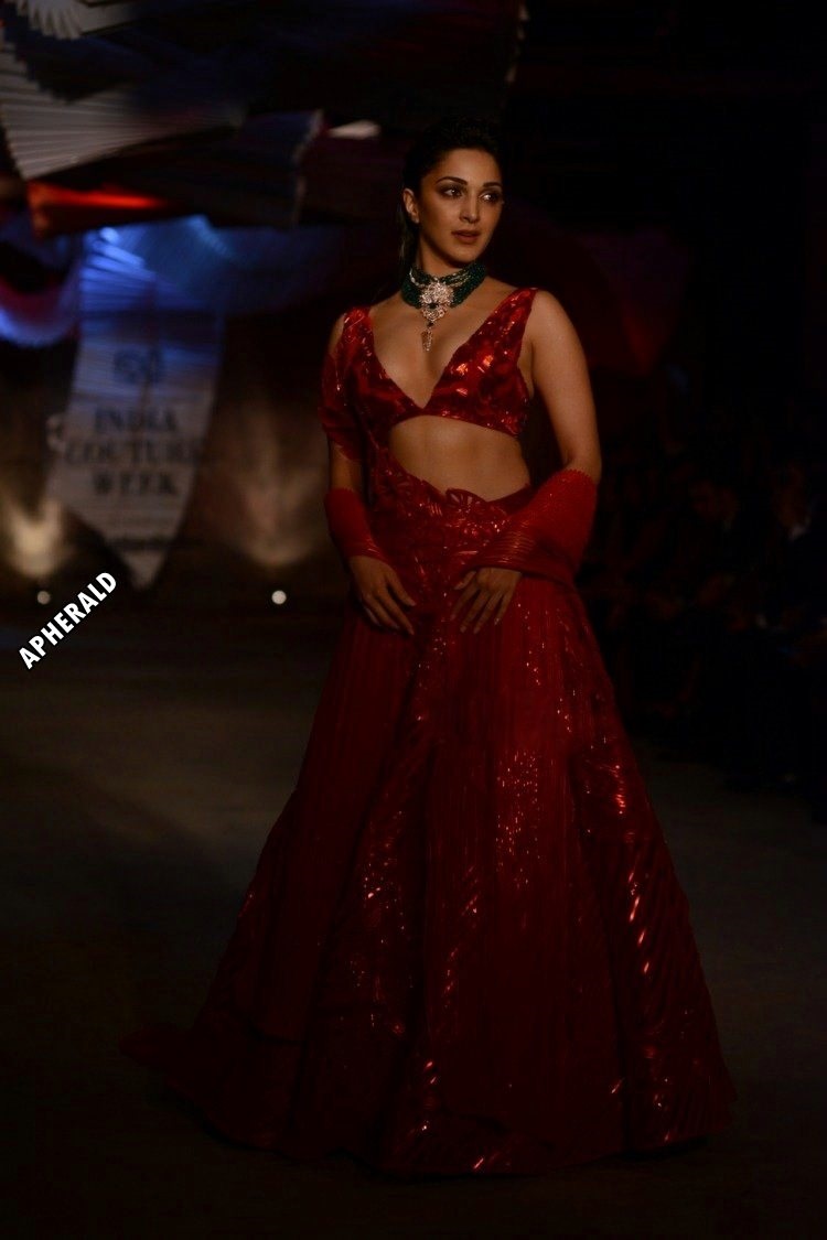 Red Hot Kiara Advani Hot Cleavage Exposure At India Couture Week Set 1