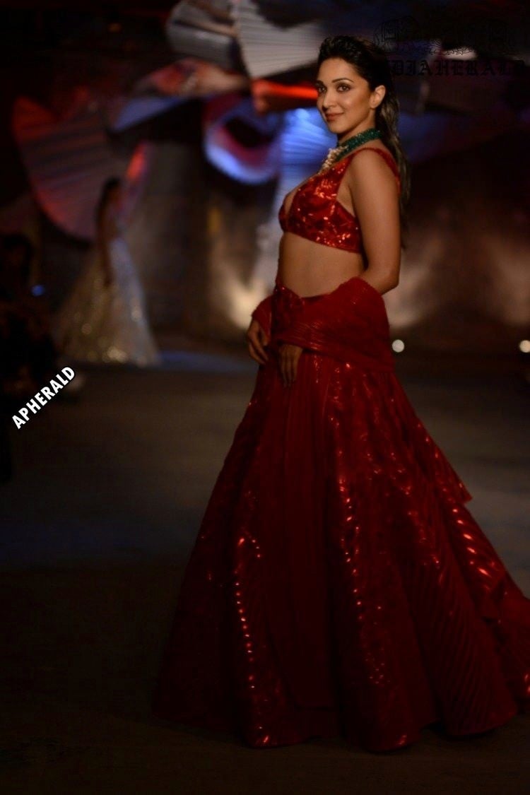 Red Hot Kiara Advani Hot Cleavage Exposure At India Couture Week Set 1