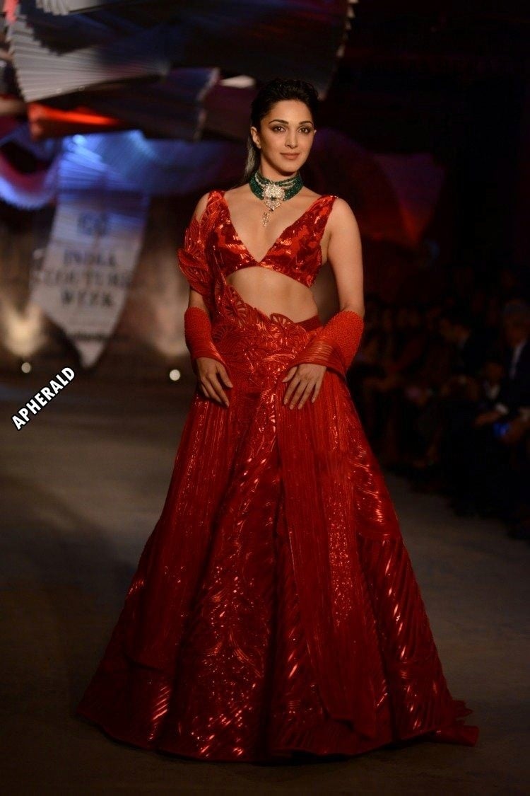 Red Hot Kiara Advani Hot Cleavage Exposure At India Couture Week Set 1