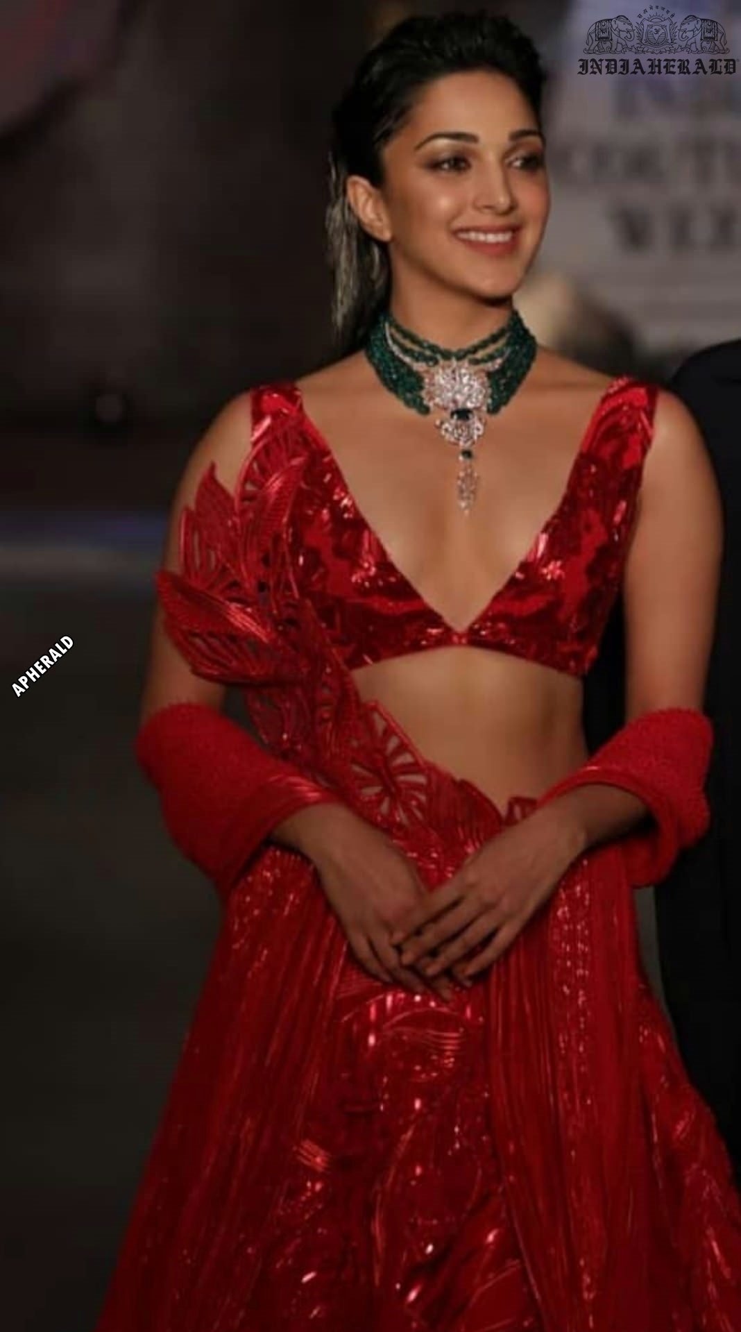 Red Hot Kiara Advani Hot Cleavage Exposure At India Couture Week Set 2