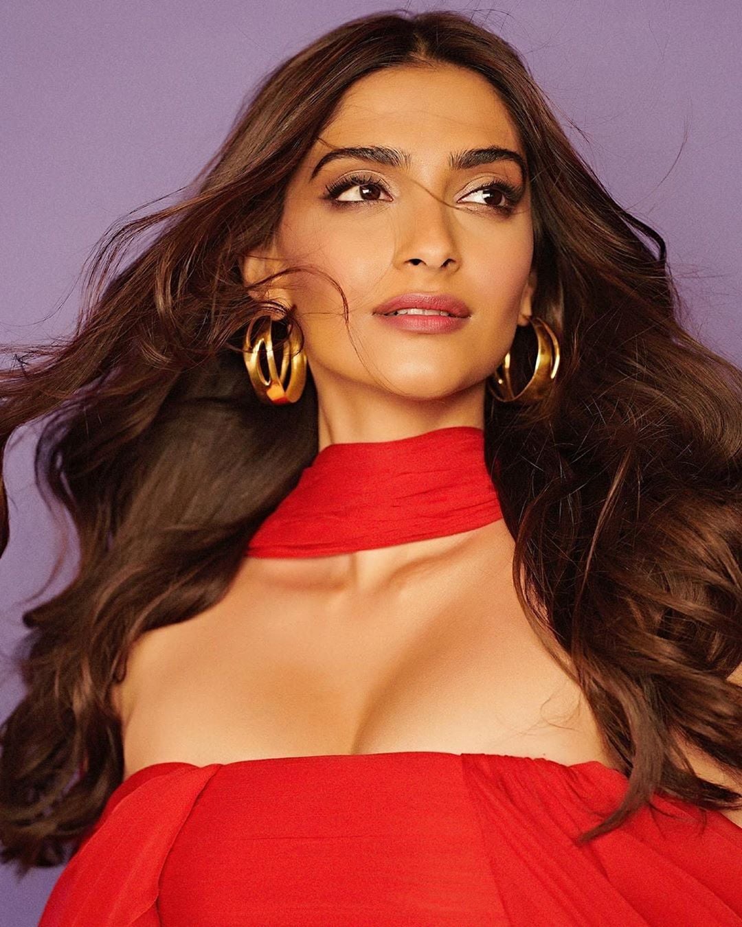 Red Hot Sonam Cleavage Show At The Zoya Factor Pressmeet Set 2