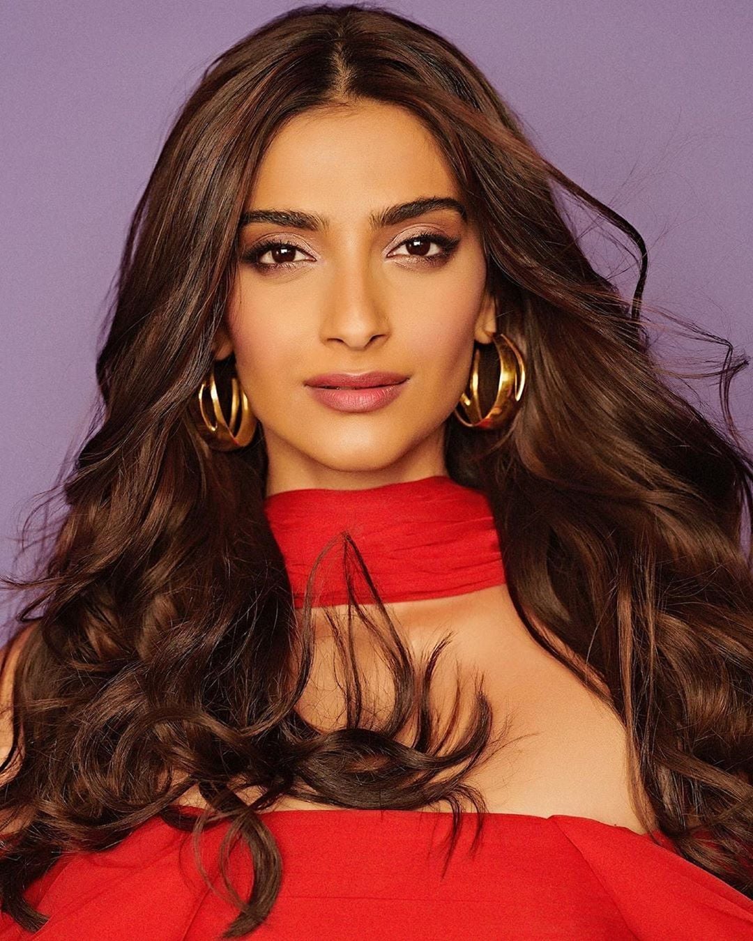 Red Hot Sonam Cleavage Show At The Zoya Factor Pressmeet Set 2