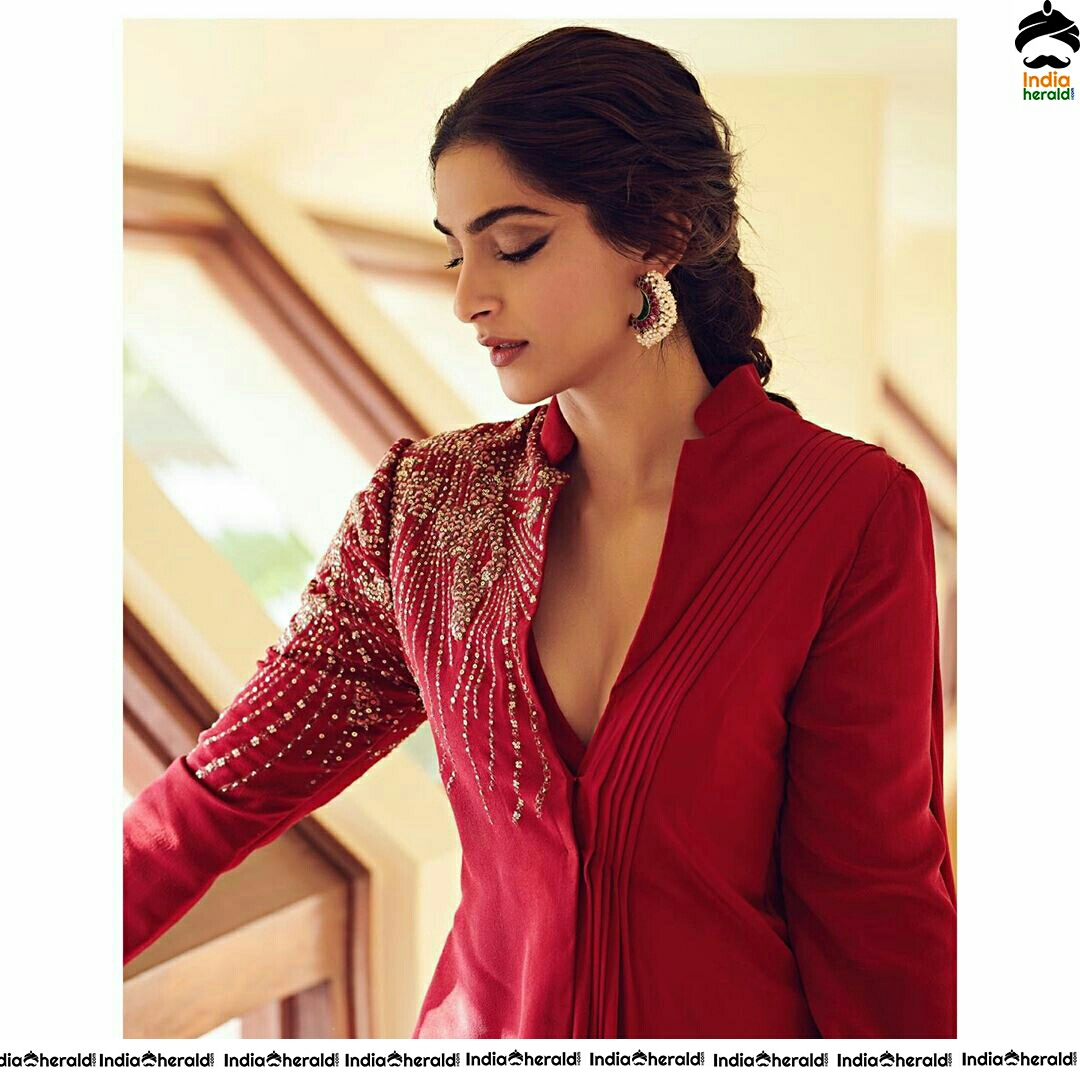 Red Hot Sonam Kapoor Mesmerizing Cleavage Show For Hello Mag