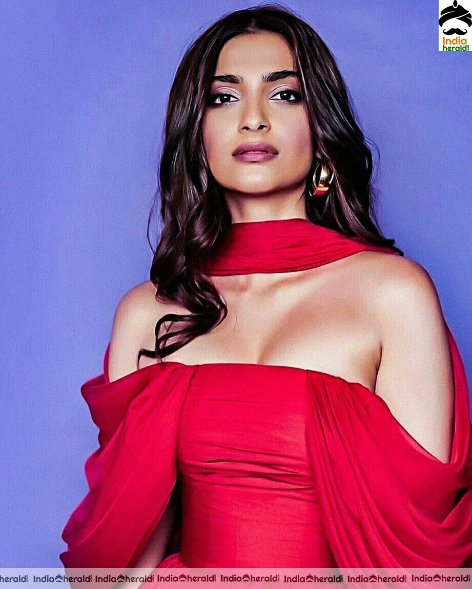 Red Hot Sonam Showing Big Cleavage Stills