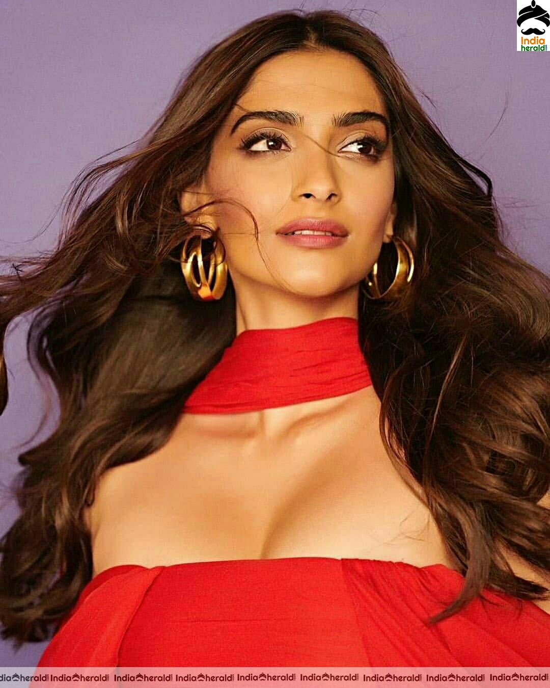 Red Hot Sonam Showing Big Cleavage Stills