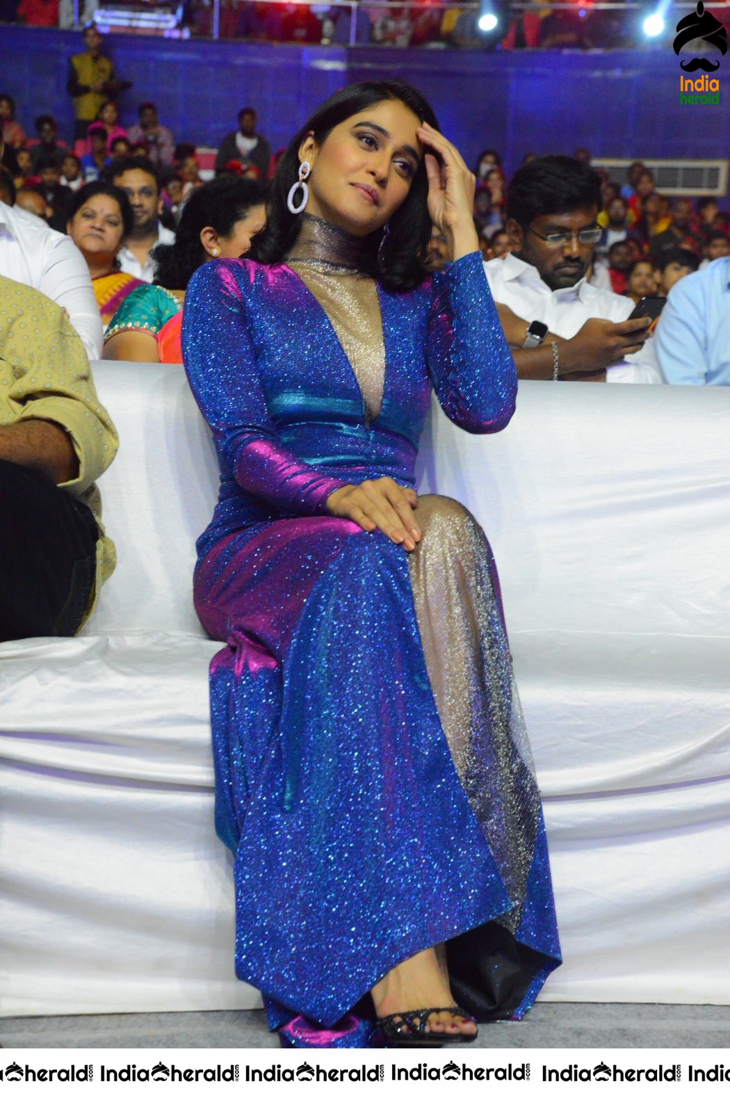 Regina Cassandra Latest Stills at an Award Show Set 2