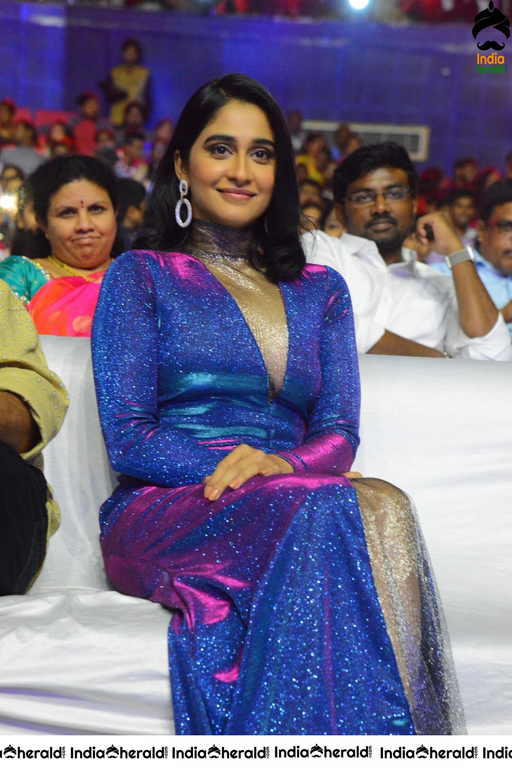 Regina Cassandra Latest Stills at an Award Show Set 2