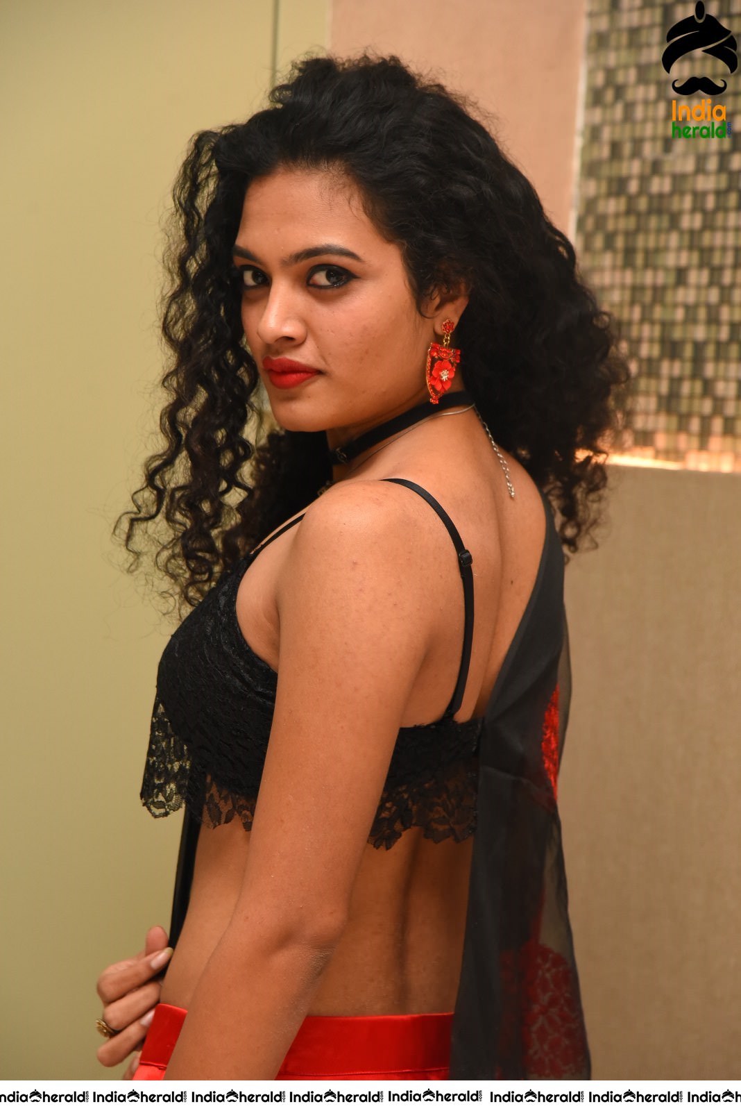 Riya Sizzling Hot Waist and Navel Show in Black Brassiere and Red Skirt Set 2