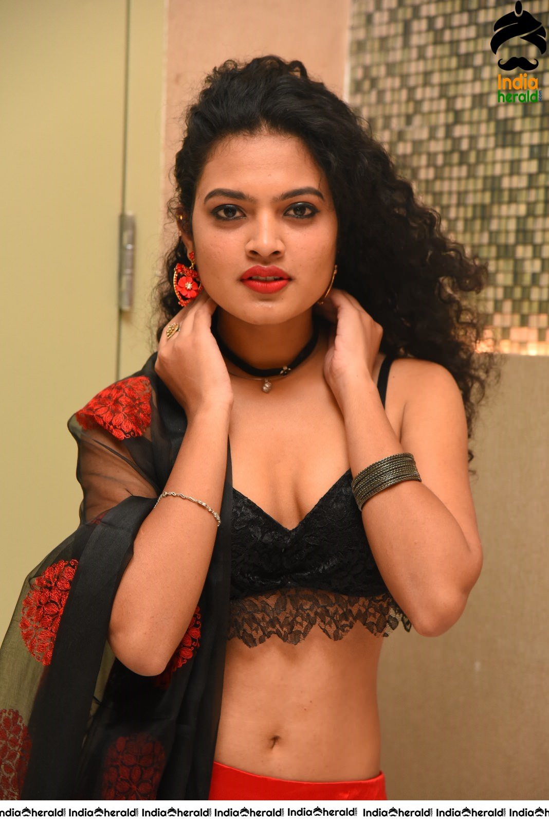 Riya Sizzling Hot Waist and Navel Show in Black Brassiere and Red Skirt Set 2