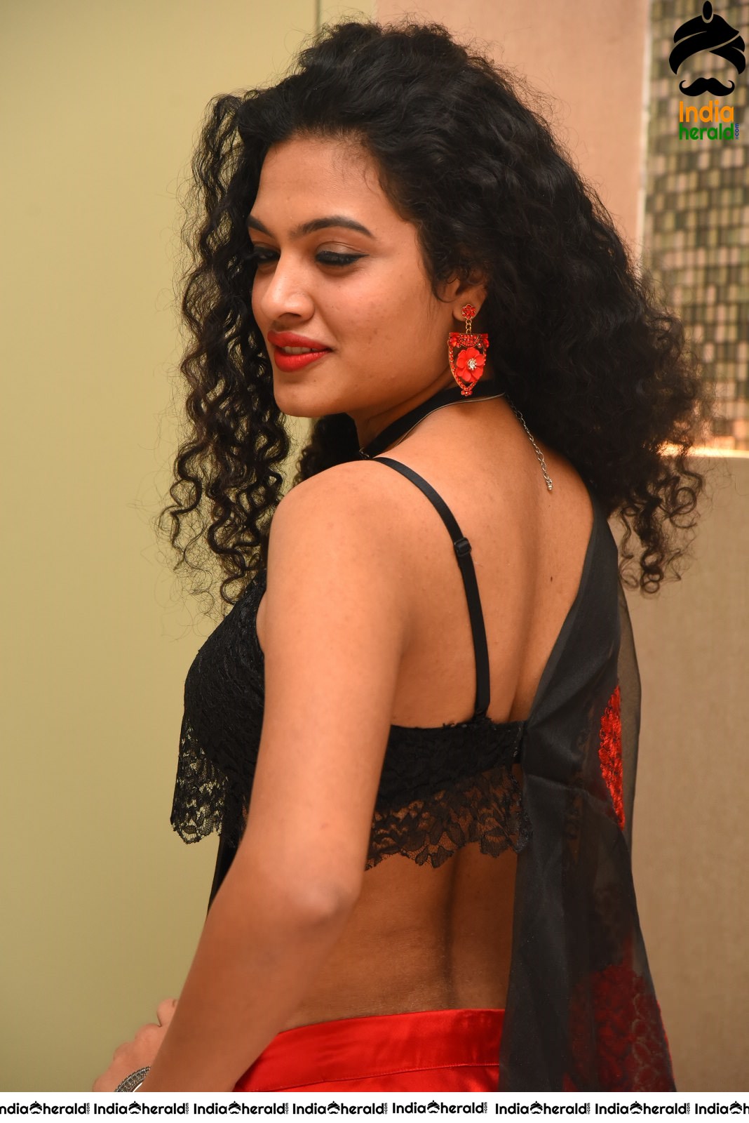 Riya Sizzling Hot Waist and Navel Show in Black Brassiere and Red Skirt Set 2
