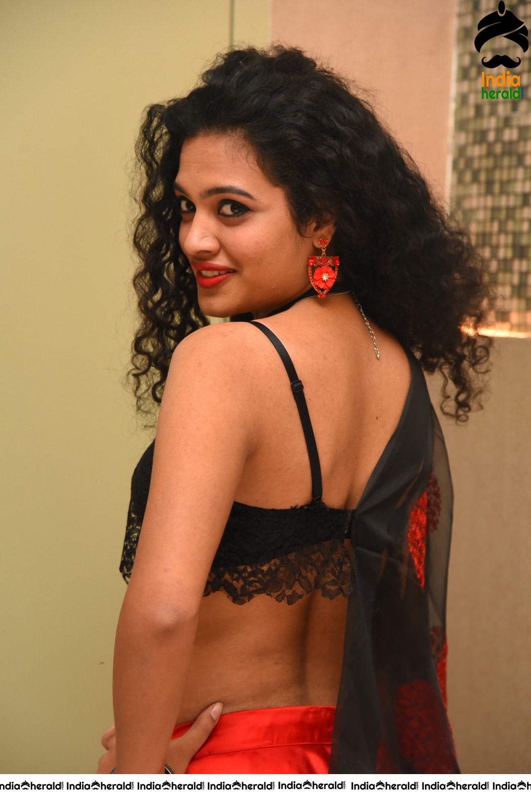 Riya Sizzling Hot Waist and Navel Show in Black Brassiere and Red Skirt Set 2