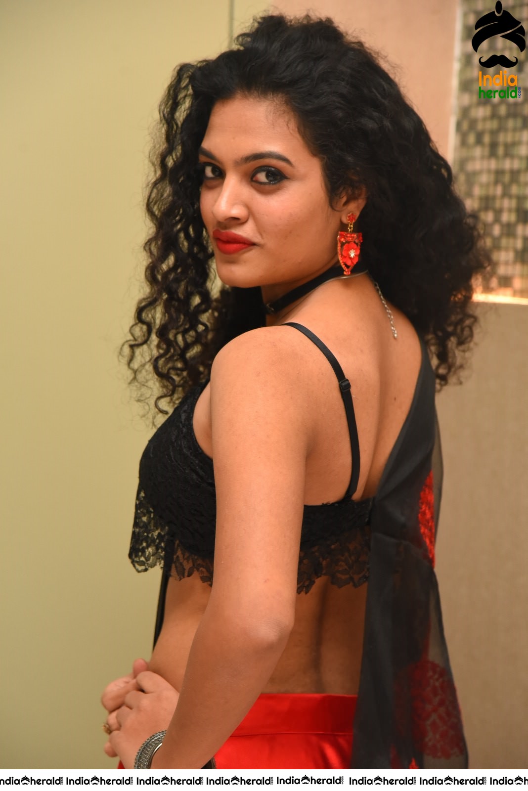 Riya Sizzling Hot Waist and Navel Show in Black Brassiere and Red Skirt Set 2