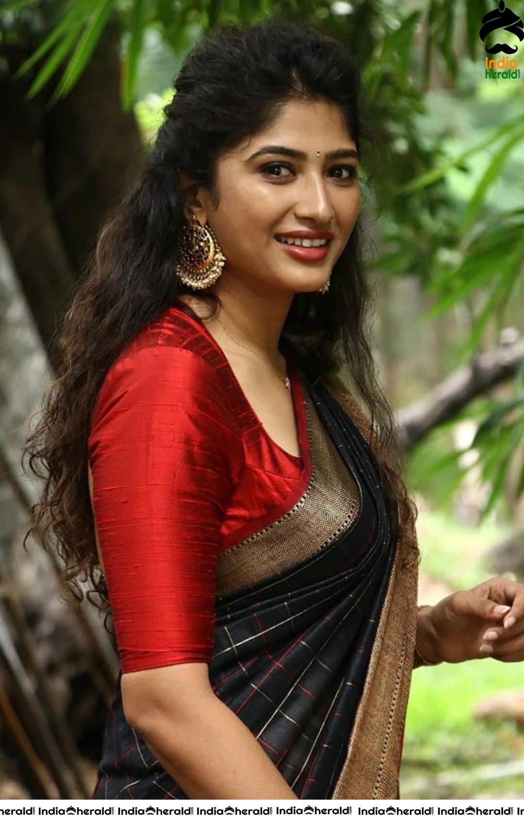 Roshni Prakash Hot Tummy Show in Saree