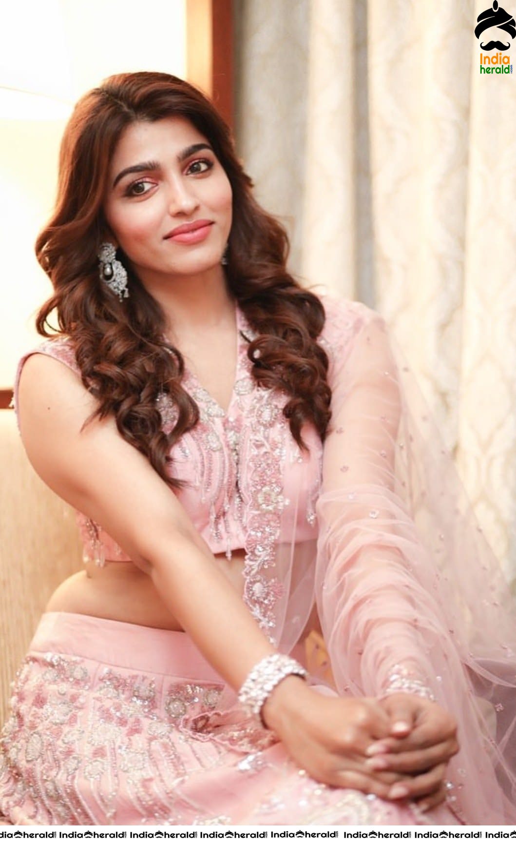 Sai Dhanshika Shows her Hot Waist and Navel while attending Madras Bridal Show Set 1