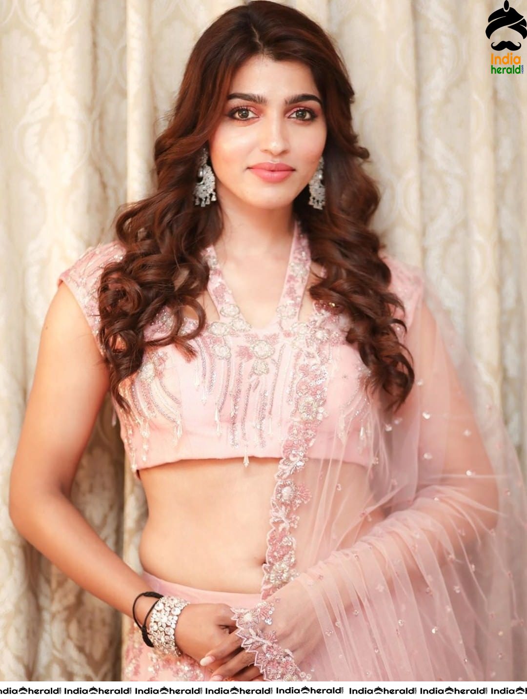 Sai Dhanshika Shows her Hot Waist and Navel while attending Madras Bridal Show Set 1