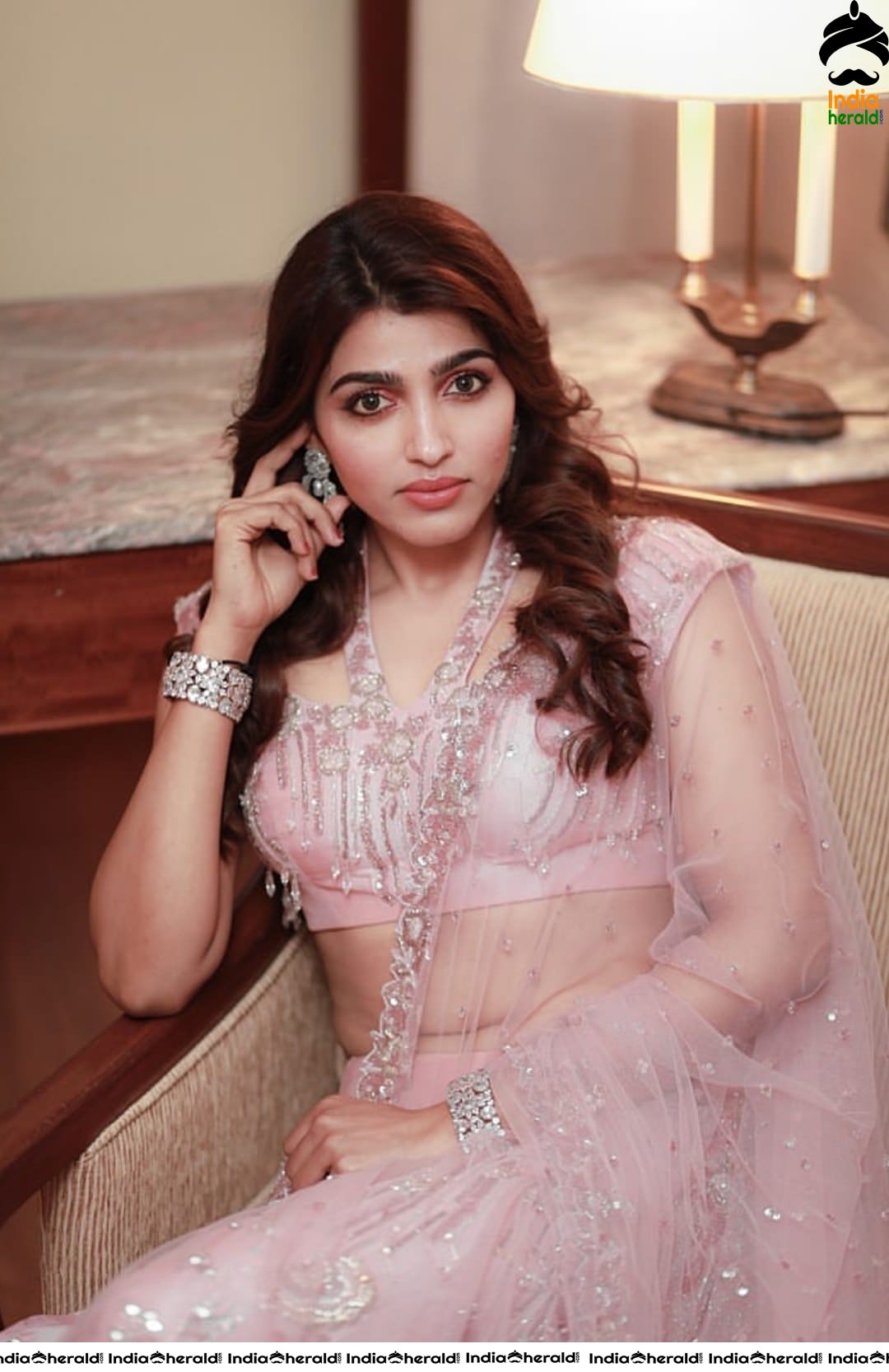 Sai Dhanshika Shows her Hot Waist and Navel while attending Madras Bridal Show Set 2