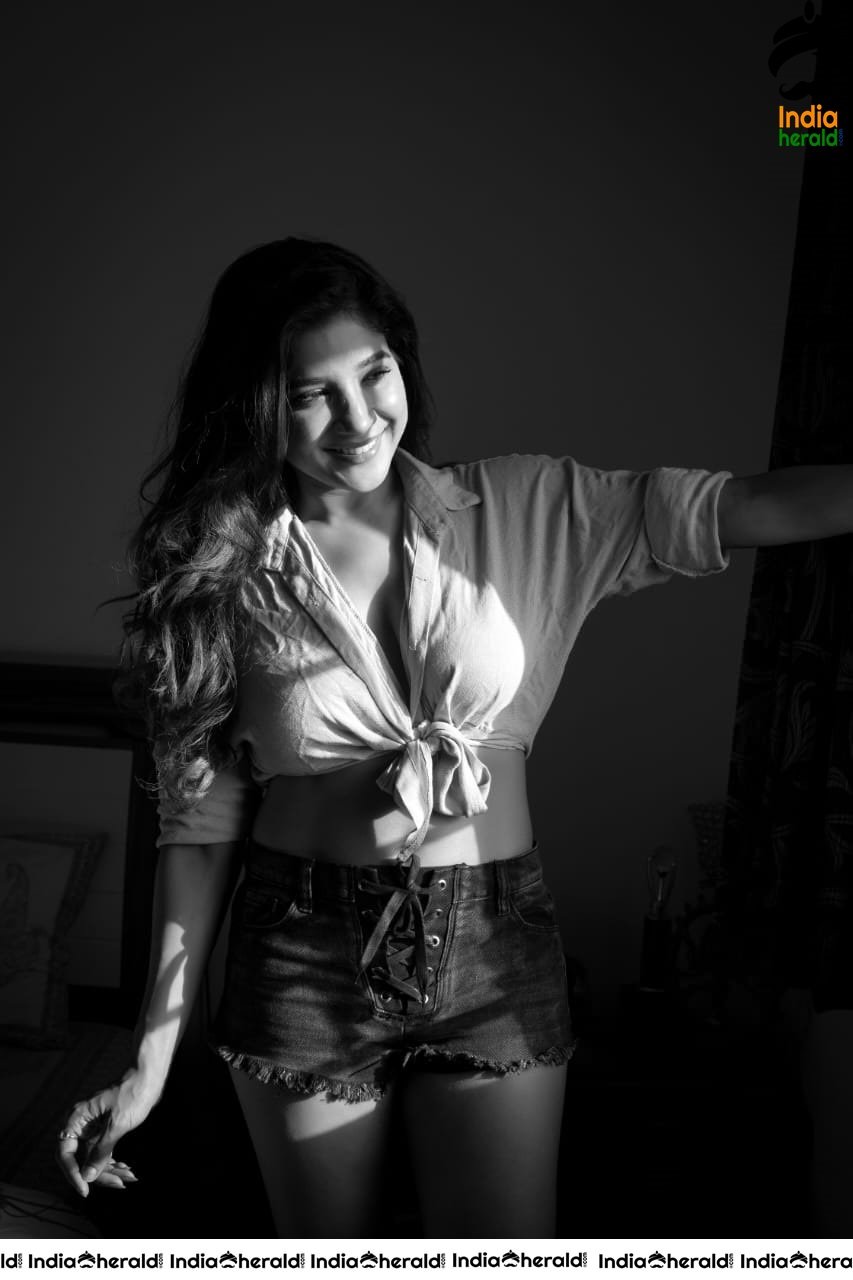 Sakshi Agarwal latest Hot Photos in Black and White