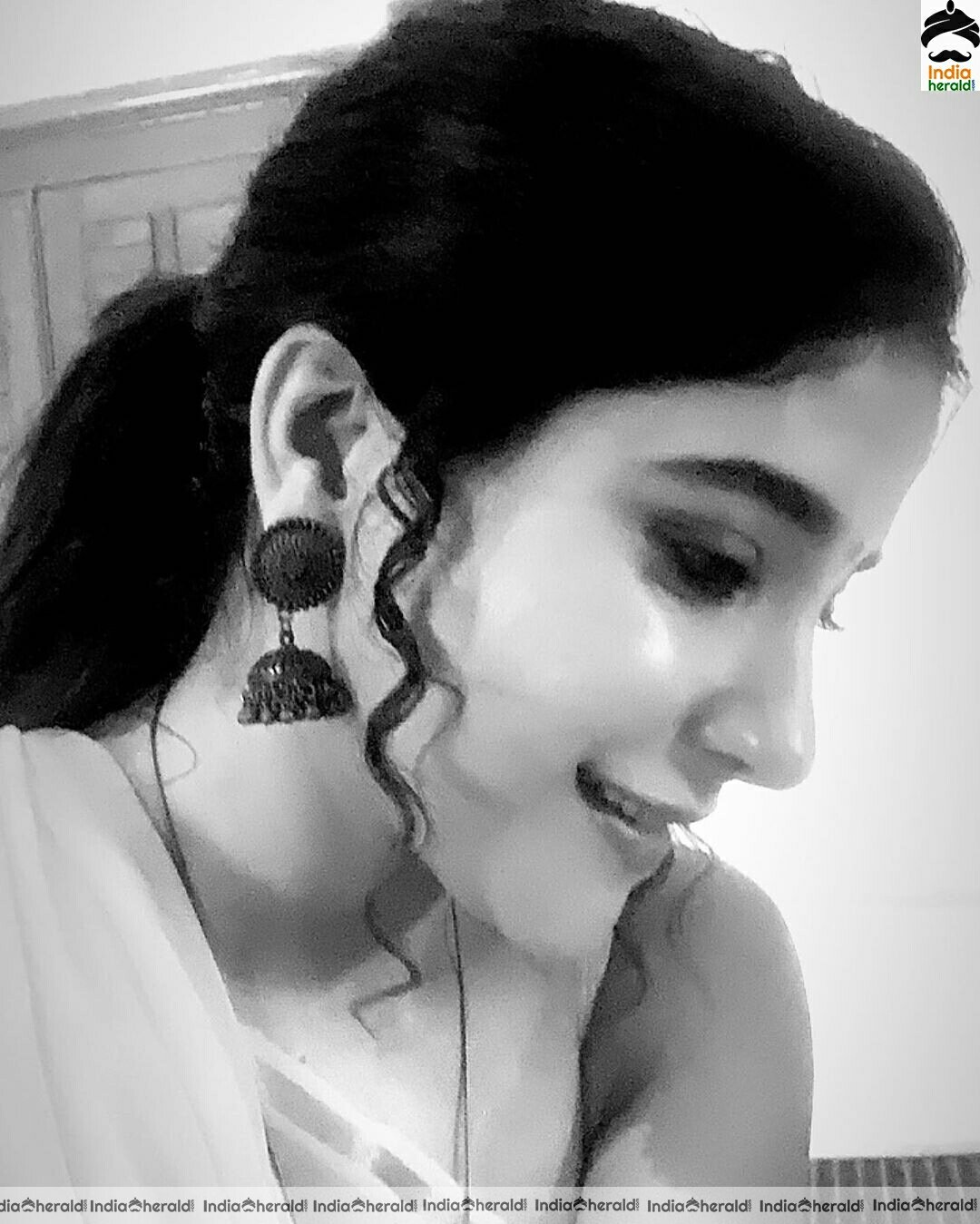 Sakshi Aggarwal shows her hot belly in transparent saree