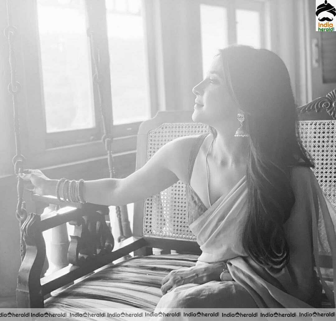 Sakshi Aggarwal shows her hot belly in transparent saree