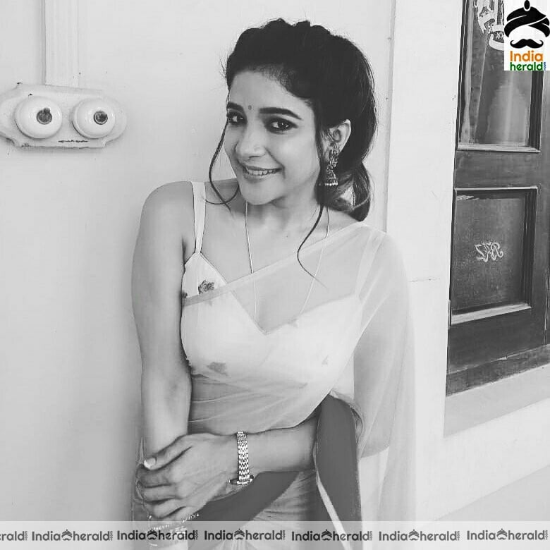 Sakshi Aggarwal shows her hot belly in transparent saree