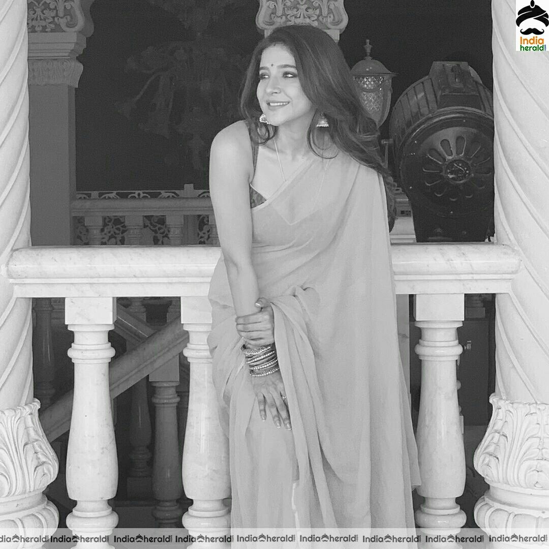 Sakshi Aggarwal shows her hot belly in transparent saree