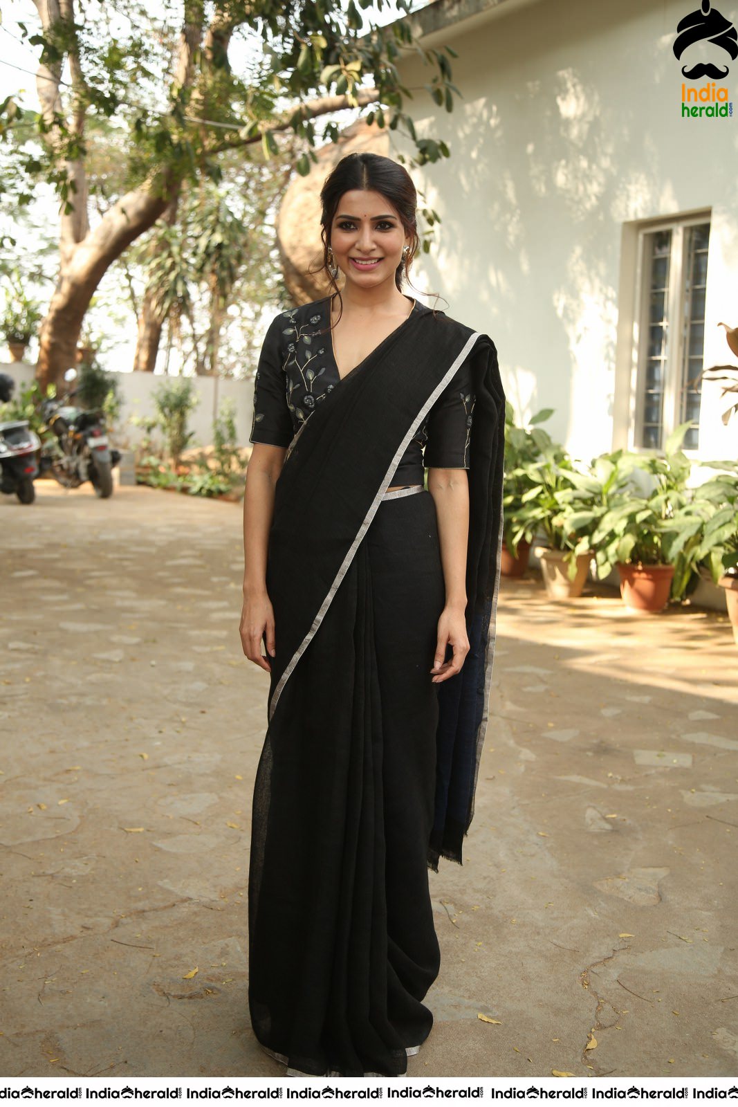 Samantha Akkineni Latest Stills in Black Saree Set 1