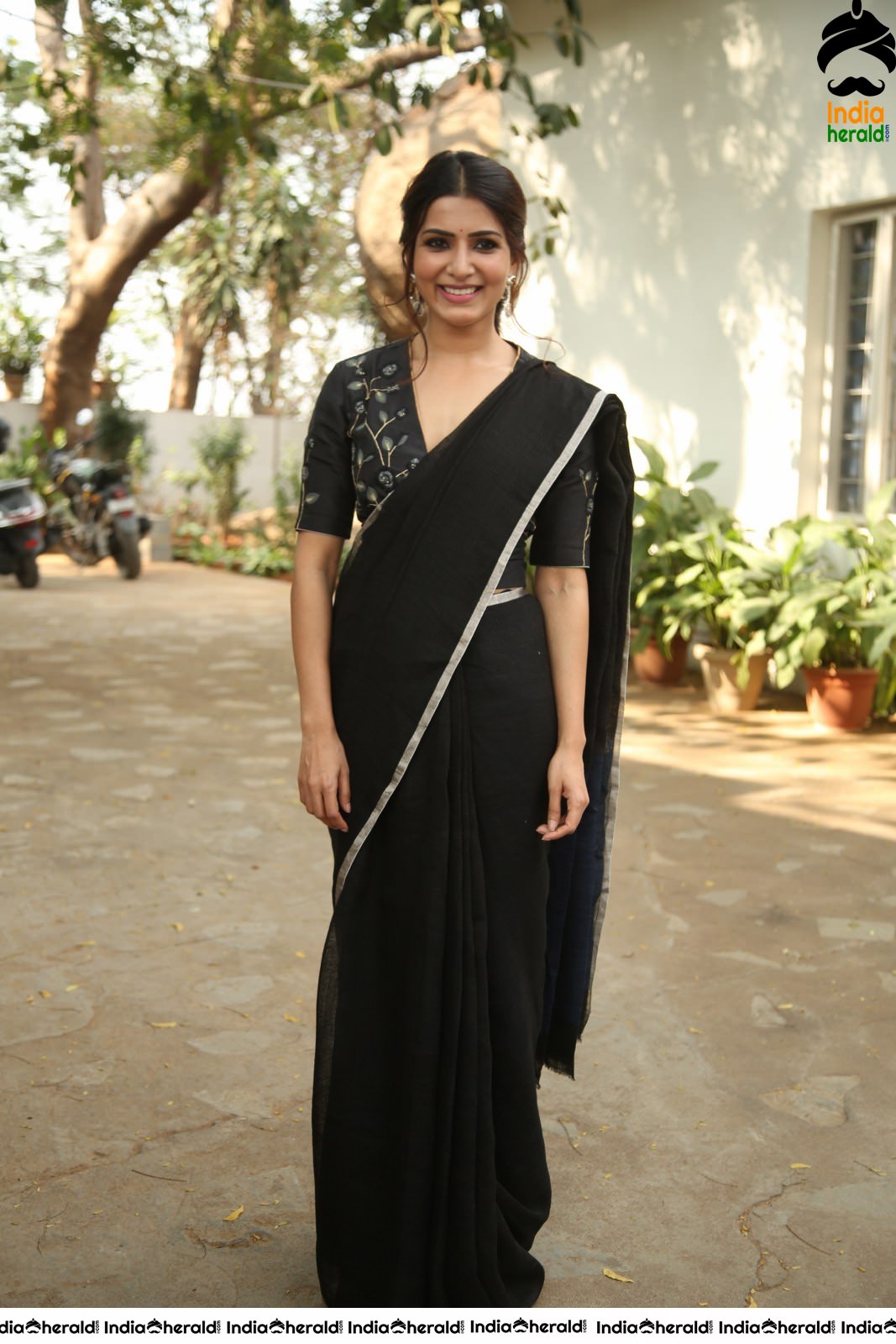 Samantha Akkineni Latest Stills in Black Saree Set 1