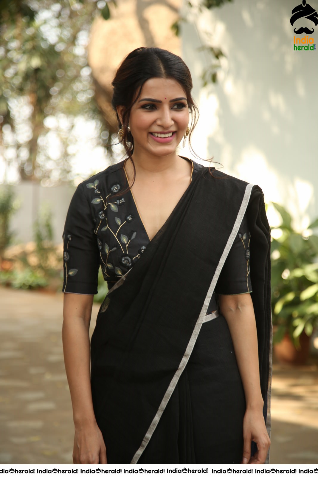 Samantha Akkineni Latest Stills in Black Saree Set 2