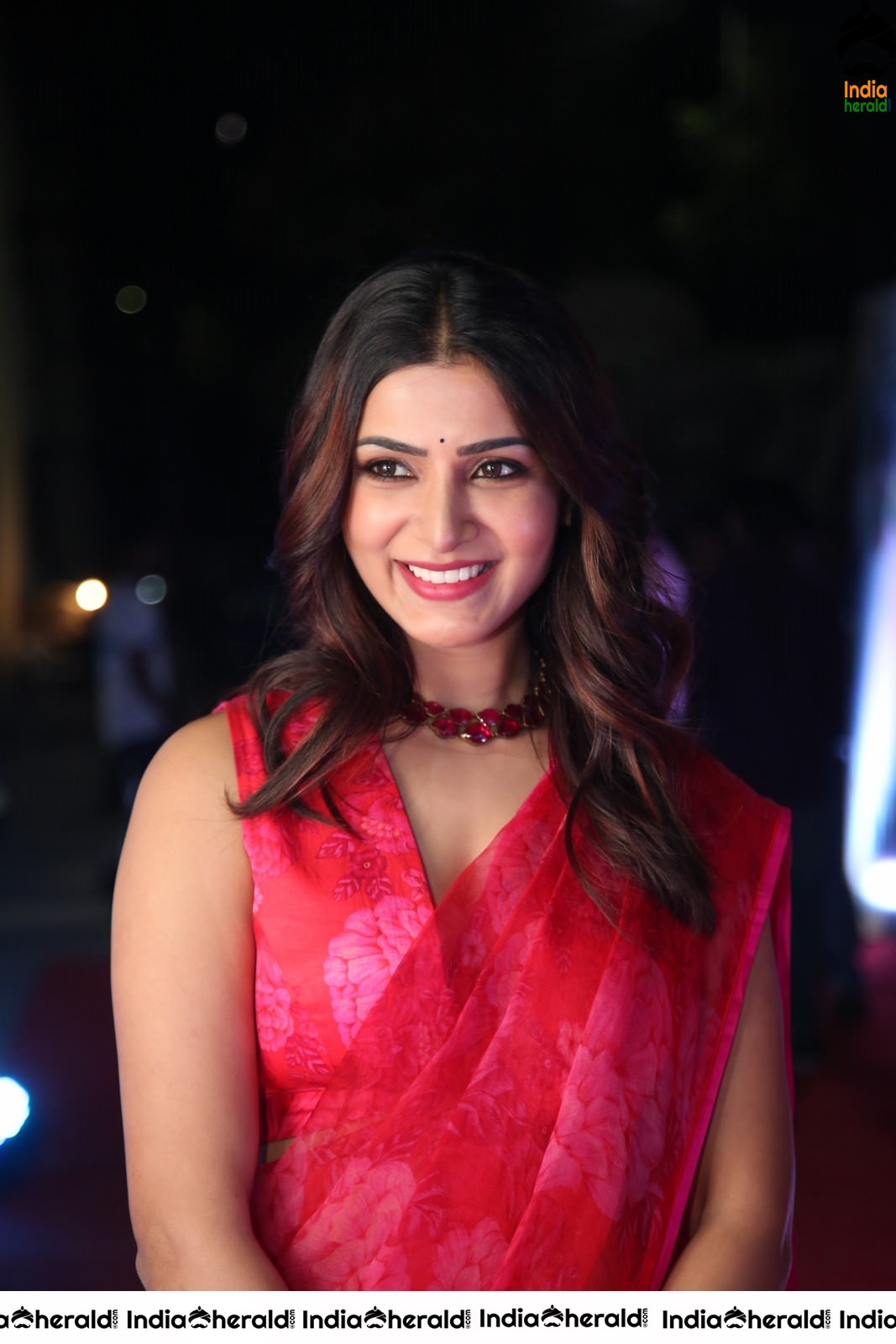 Samantha Akkineni Looking Deliciously Beautiful in Red Saree and Sleeveless Blouse Set 1