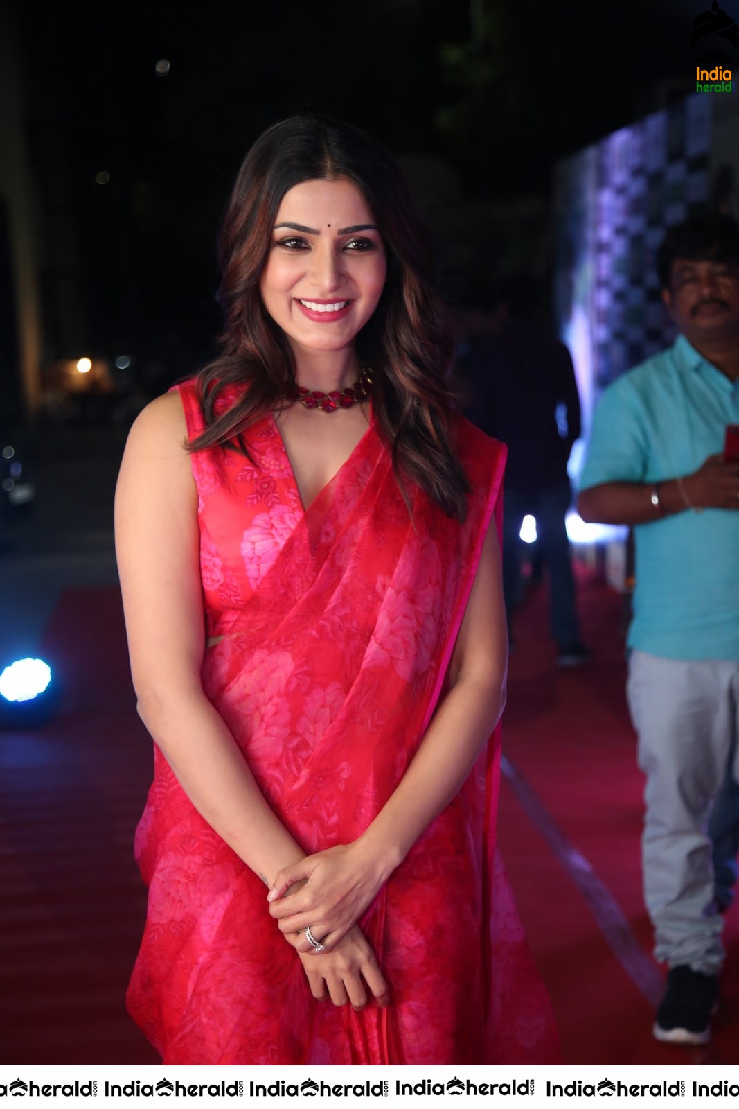 Samantha Akkineni Looking Deliciously Beautiful in Red Saree and Sleeveless Blouse Set 1