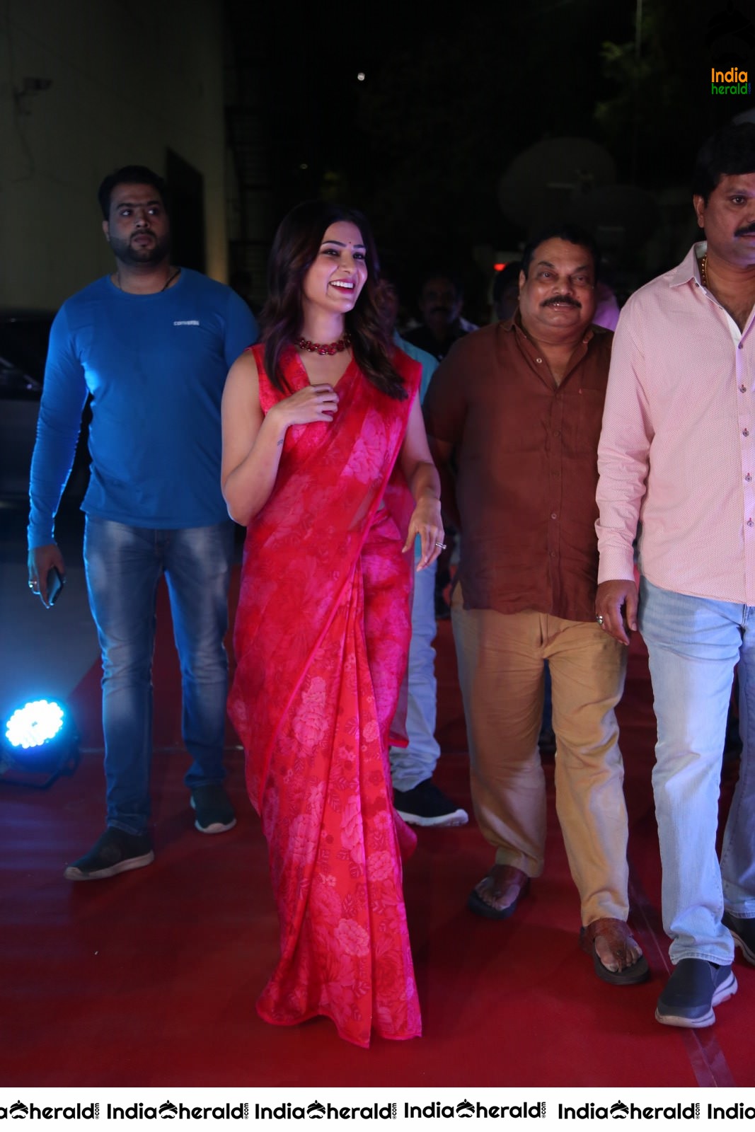 Samantha Akkineni Looking Deliciously Beautiful in Red Saree and Sleeveless Blouse Set 1