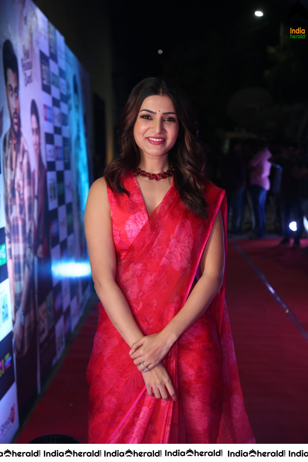 Samantha Akkineni Looking Deliciously Beautiful in Red Saree and Sleeveless Blouse Set 2