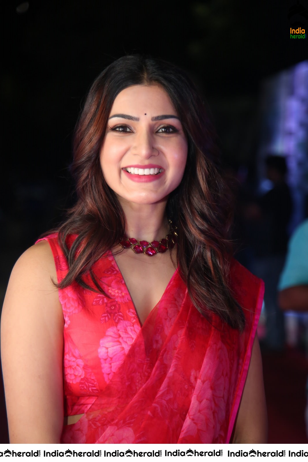 Samantha Akkineni Looking Deliciously Beautiful in Red Saree and Sleeveless Blouse Set 2