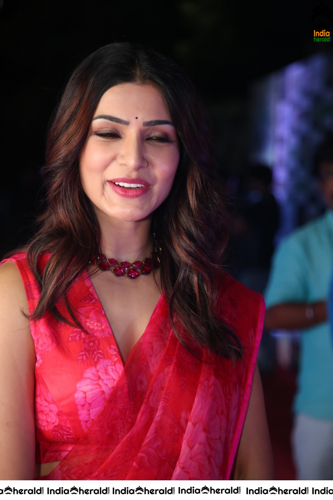 Samantha Akkineni Looking Deliciously Beautiful in Red Saree and Sleeveless Blouse Set 2