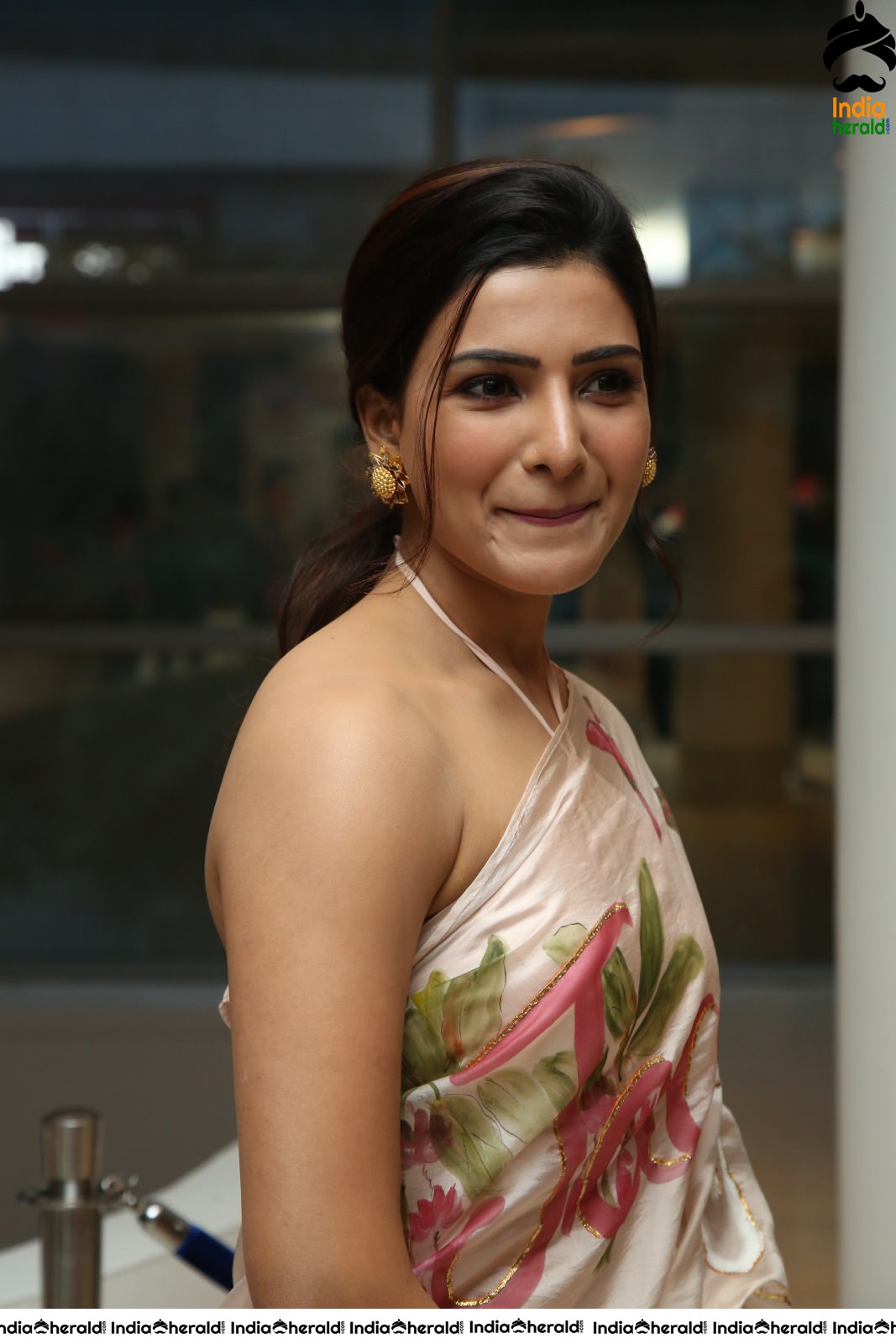 Samantha Akkineni Looking Hot in Saree and Sleeveless Blouse in these Latest Photos