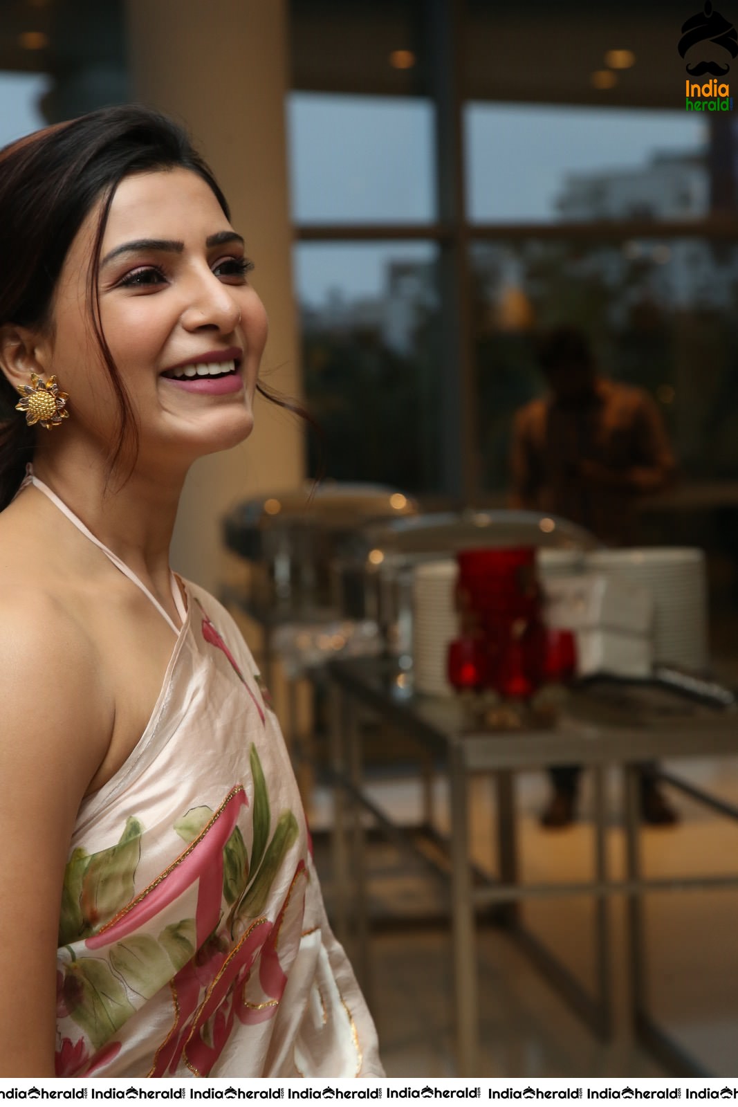 Samantha Akkineni Looking Hot in Saree and Sleeveless Blouse in these Latest Photos
