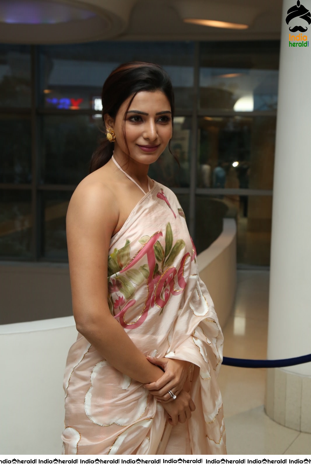 Samantha Akkineni Looking Hot in Saree and Sleeveless Blouse in these Latest Photos