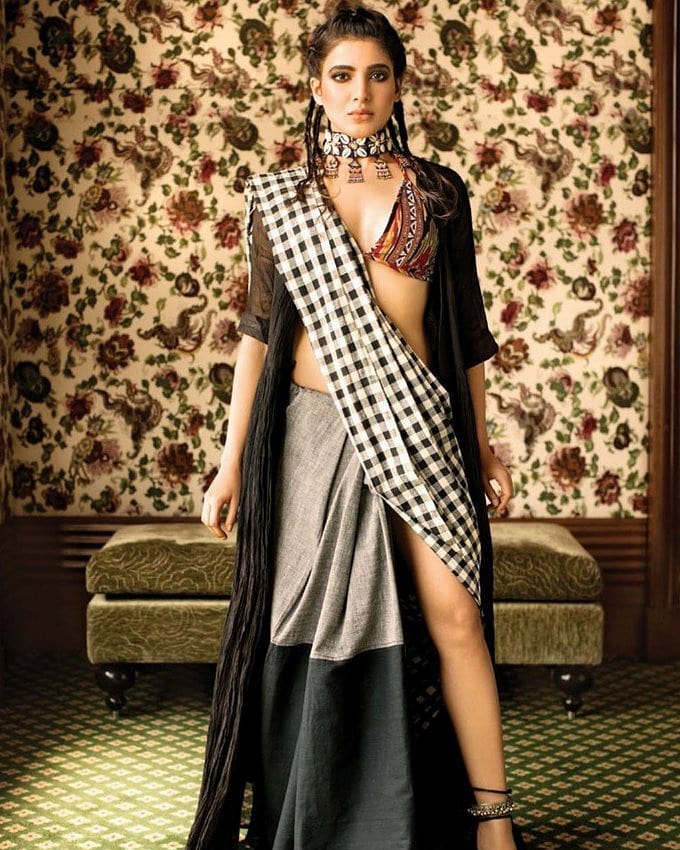 Samantha Exposing Her Hot Cleavage And Tempting Tummy For A Photoshoot Session