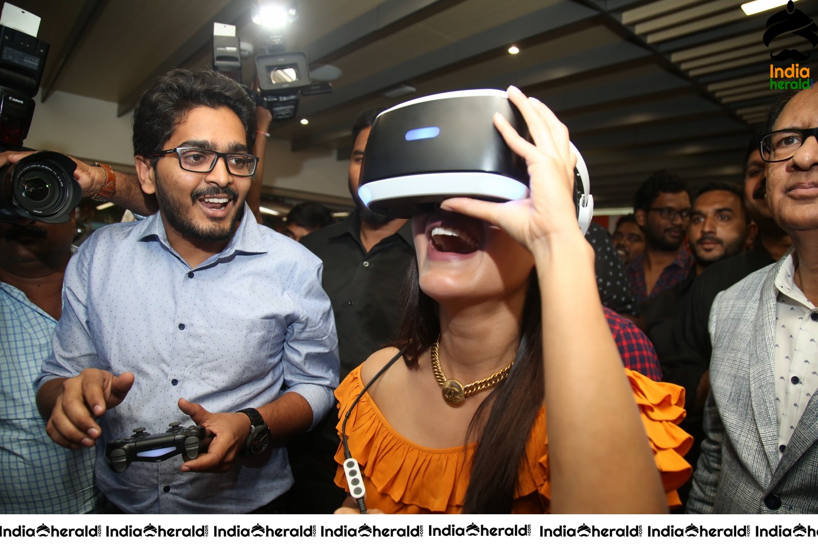 Samantha Gets Excited And Thrilled While Wearing Virtual Reality Set 1