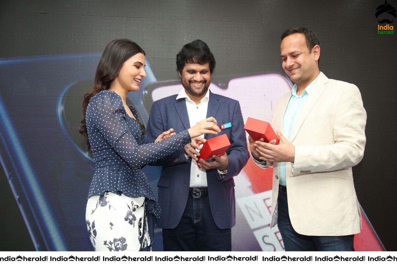 Samantha Gets Hot Before a Huge Crowd Set 1