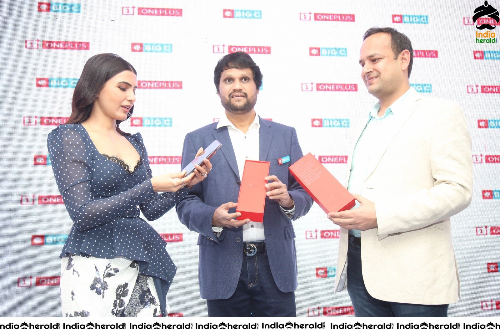 Samantha Gets Hot Before a Huge Crowd Set 1