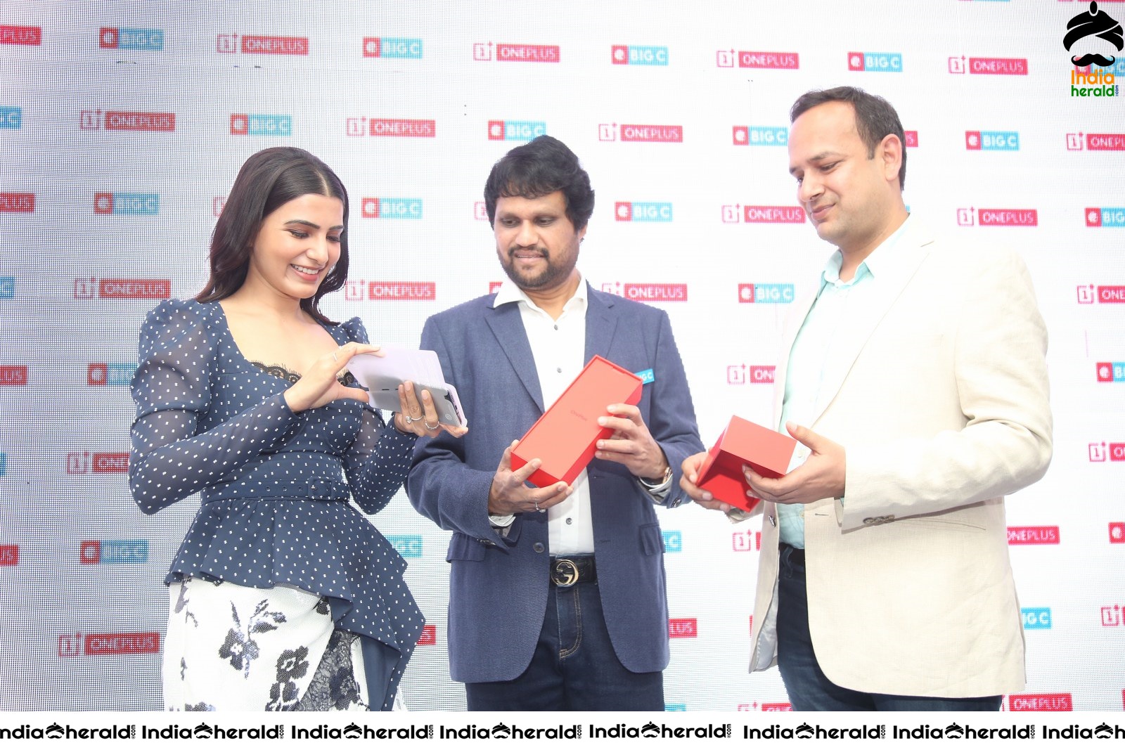 Samantha Gets Hot Before a Huge Crowd Set 1